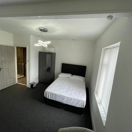 Pc Homes Room C Hyde Extérieur photo